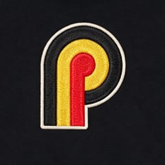Close-up van het PACKBE-logo, geborduurd op de rug van een zwarte hoodie
